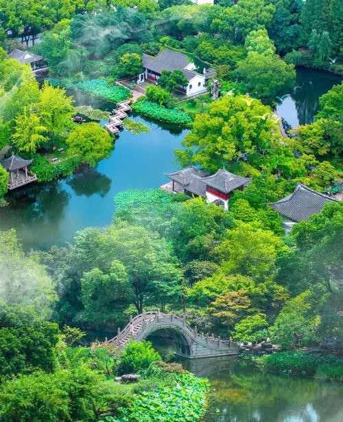 龙井入蓉，江南茶香与巴蜀竹椅的邃美交融